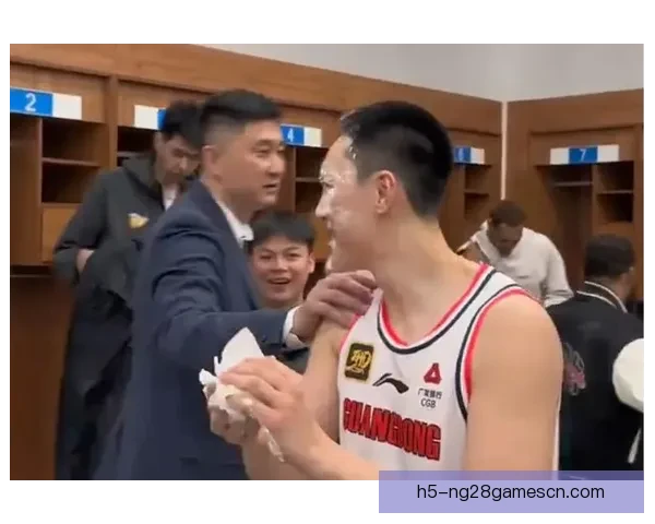 杜锋暖心祝福吉林球迷大爷再相逢 杜锋暖心祝福吉林球迷大爷再相逢